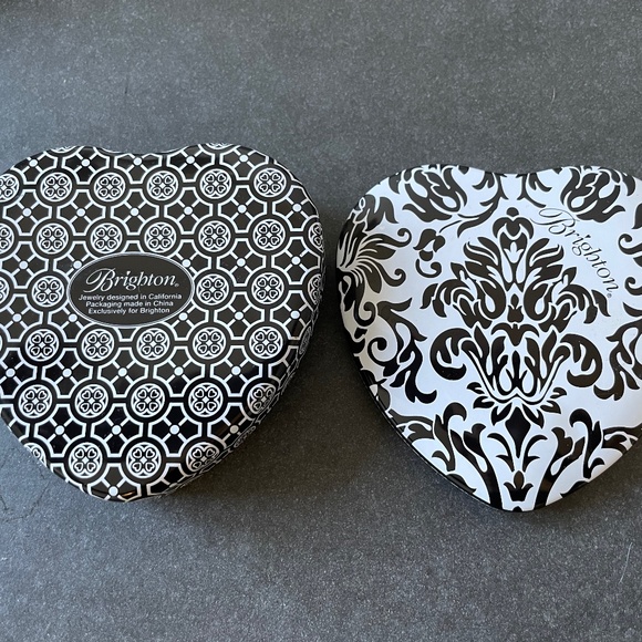 ❤️ BRIGHTON  BLACK AND WHITE HEART TIN - Picture 4 of 4